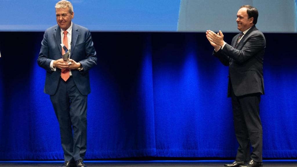 Carlos Bertomeu al recoger el premio, entregado por Juanfran Pérez Llorca, president de la Generalitat.