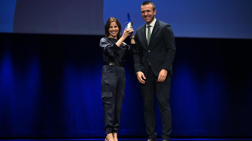 Lorena Saus recibe el premio, entregado por Vicent Mompó, presidente de la Diputación.