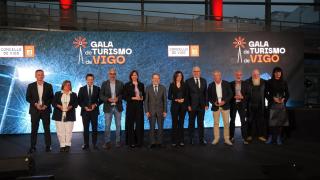 El alcalde Abel Caballero junto a los premiados en la I Gala do Turismo de Vigo, a 26 de abril de 2026