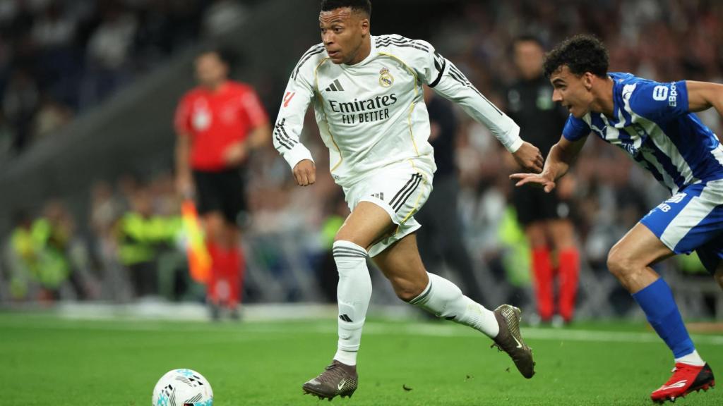 Mbappé conduce el balón durante el partido ante el Alavés.