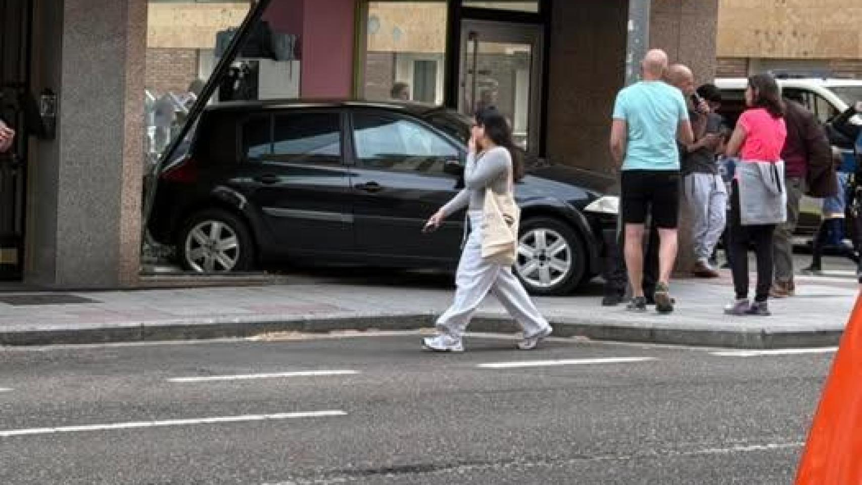 Un turismo sin control termina estrellado contra una tienda en Salamanca