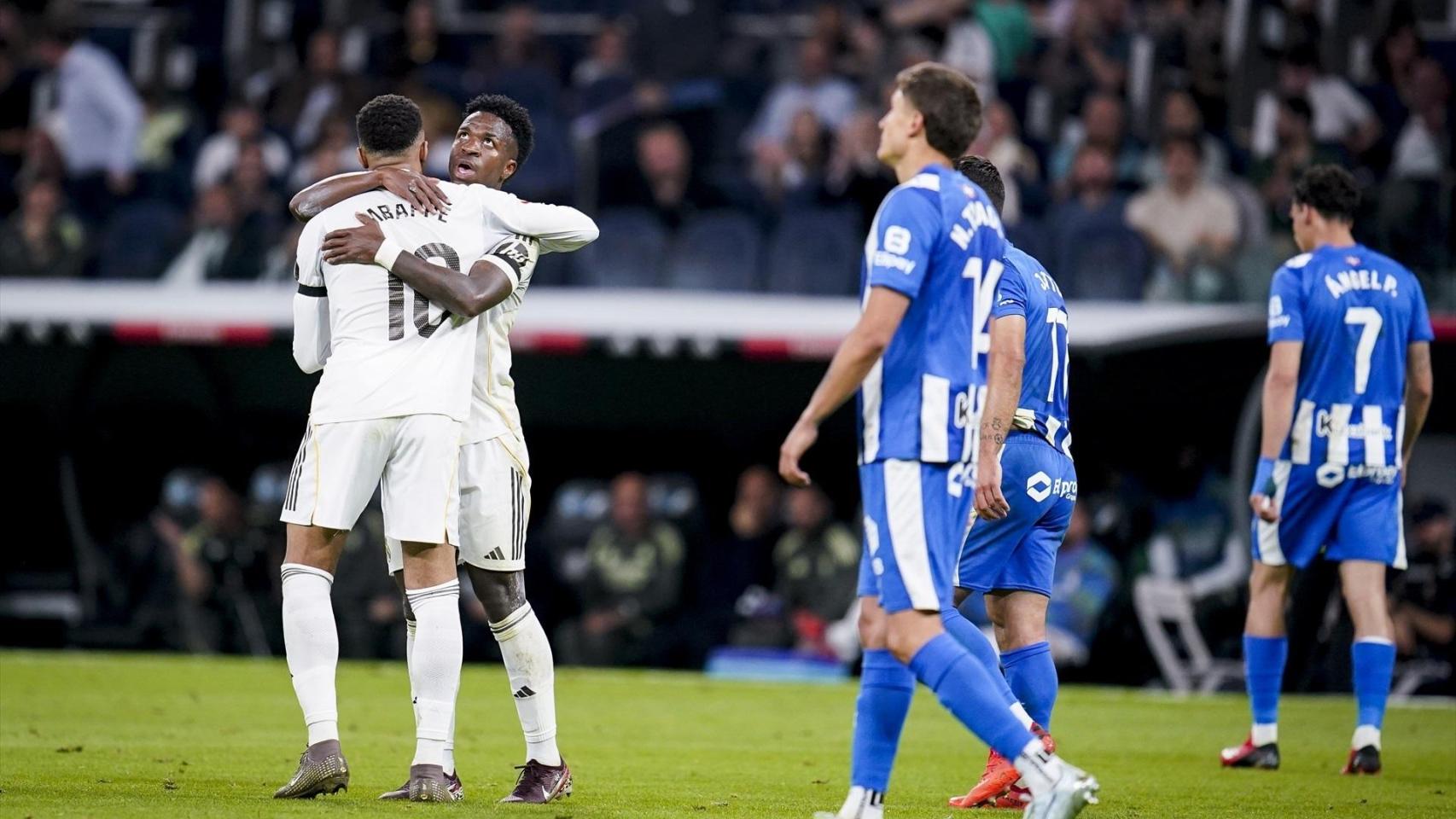 Mbappé y Vinicius se abrazan tras el segundo gol marcado ante el Alavés.