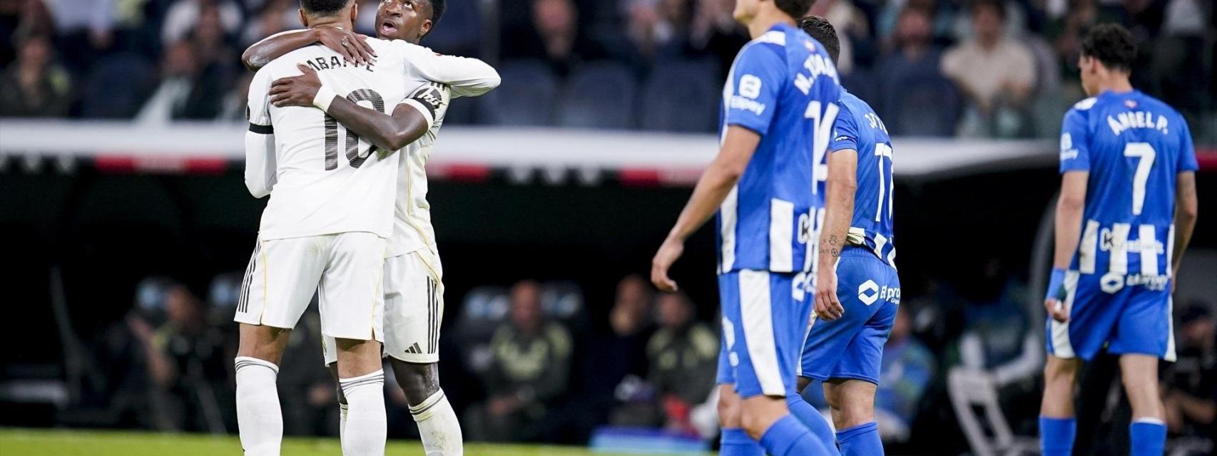 Mbappé y Vinicius se abrazan tras el segundo gol marcado ante el Alavés.