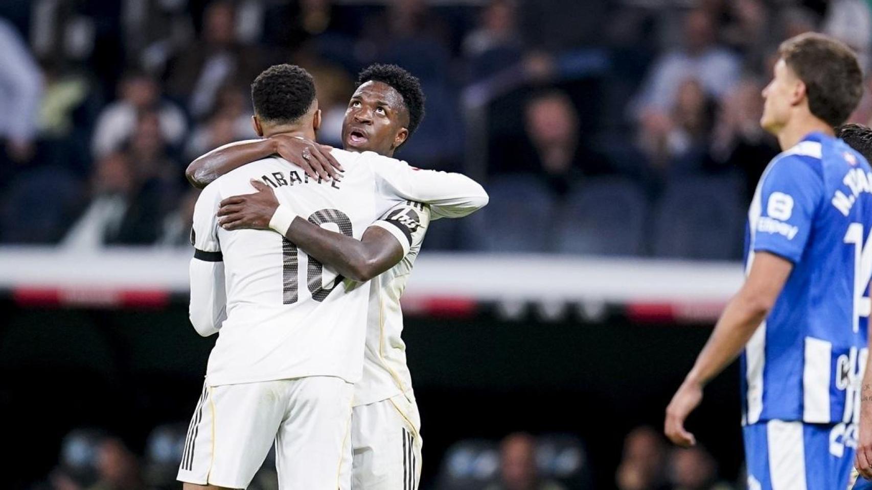Mbappé y Vinicius se abrazan tras el segundo gol marcado ante el Alavés.