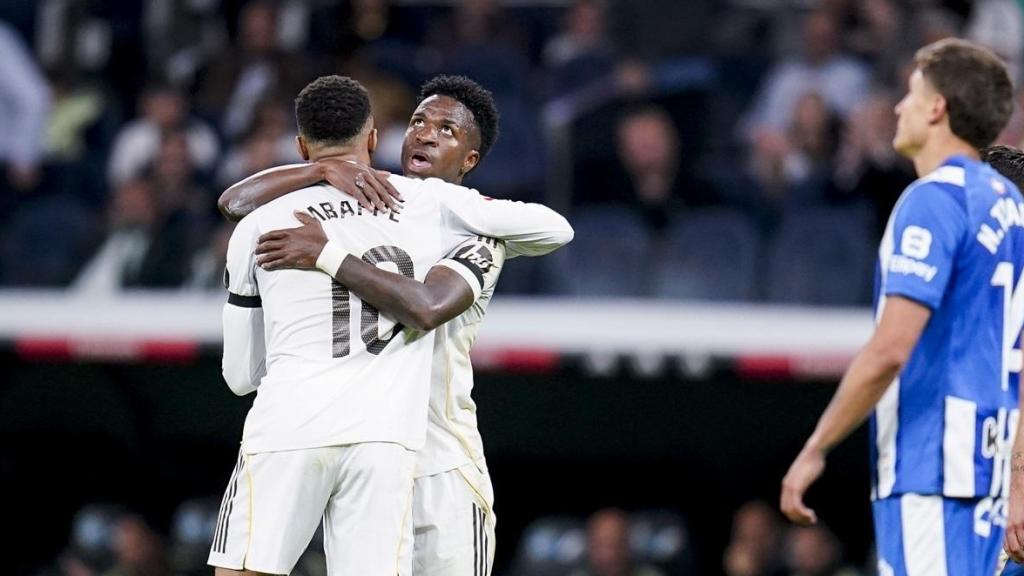 Mbappé y Vinicius se abrazan tras el segundo gol marcado ante el Alavés.