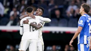 Mbappé y Vinicius se besan tras el segundo gol marcado ante el Alavés.