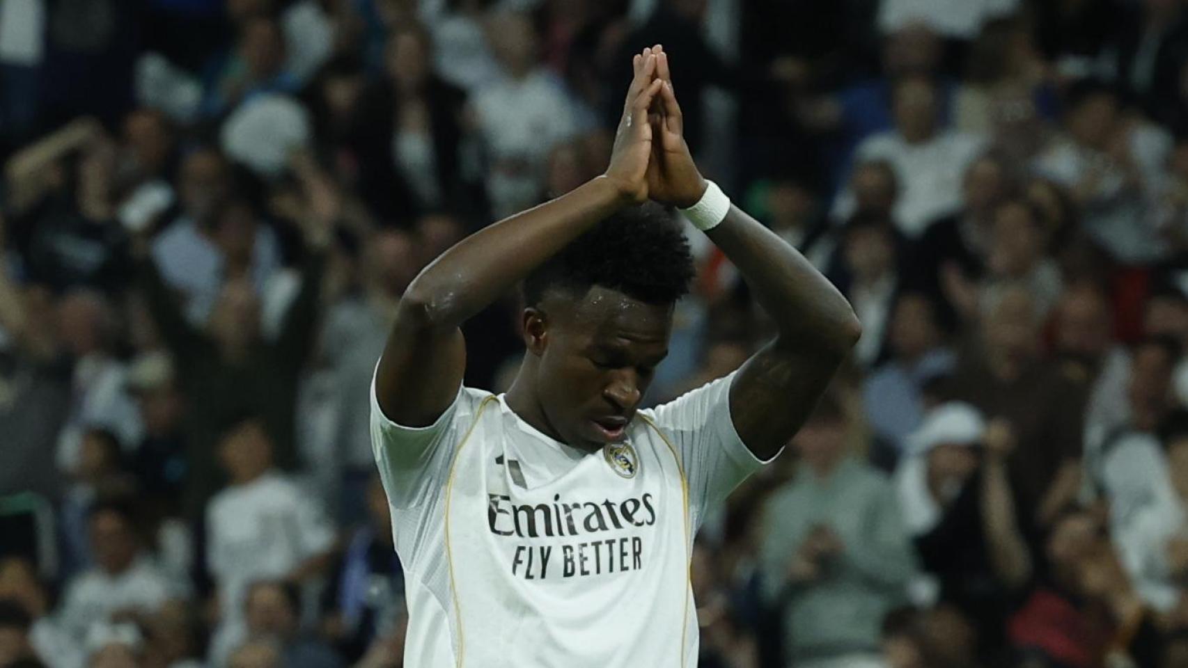 Vinicius pidiendo perdón en el Santiago Bernabéu