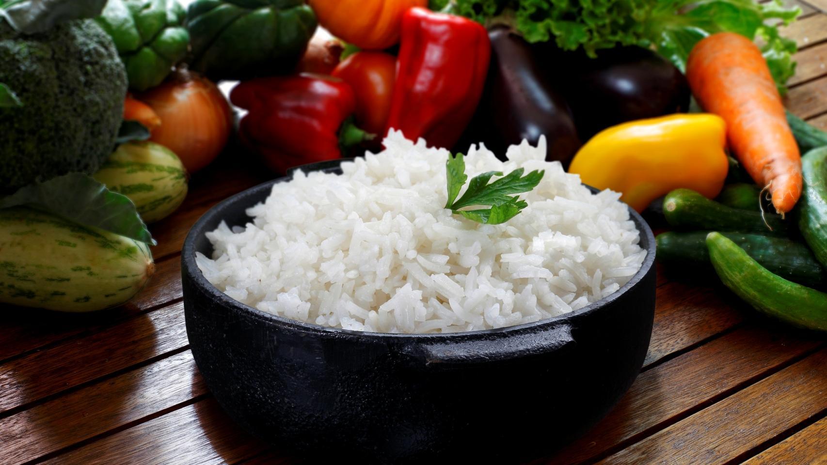 Un bol de arroz blanco