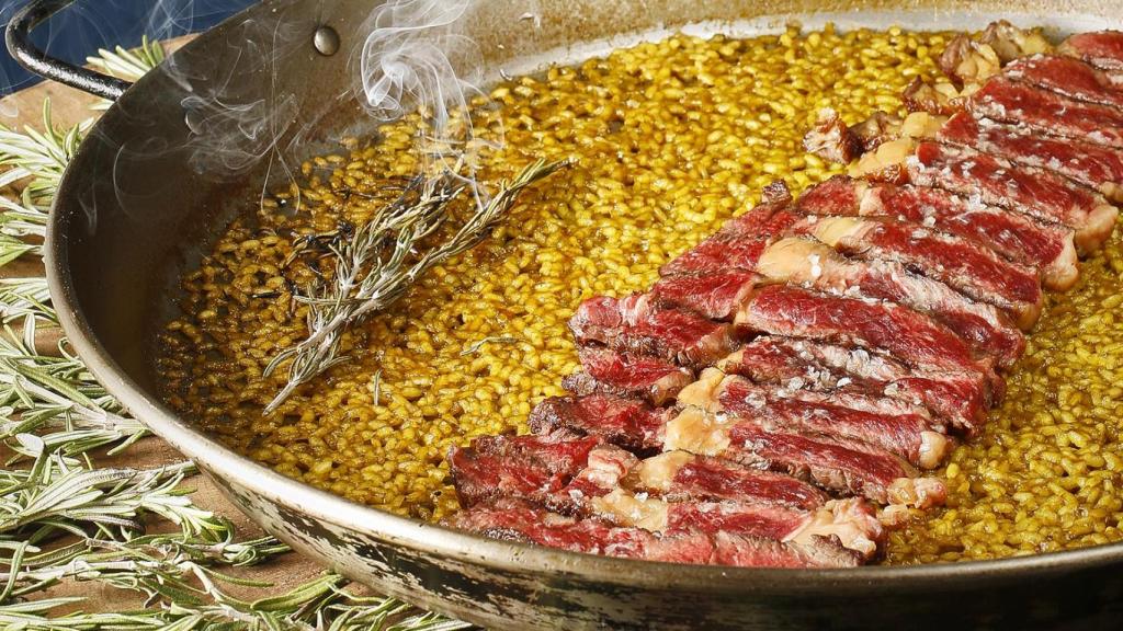 Arroz seco al sarmiento con chuleta.