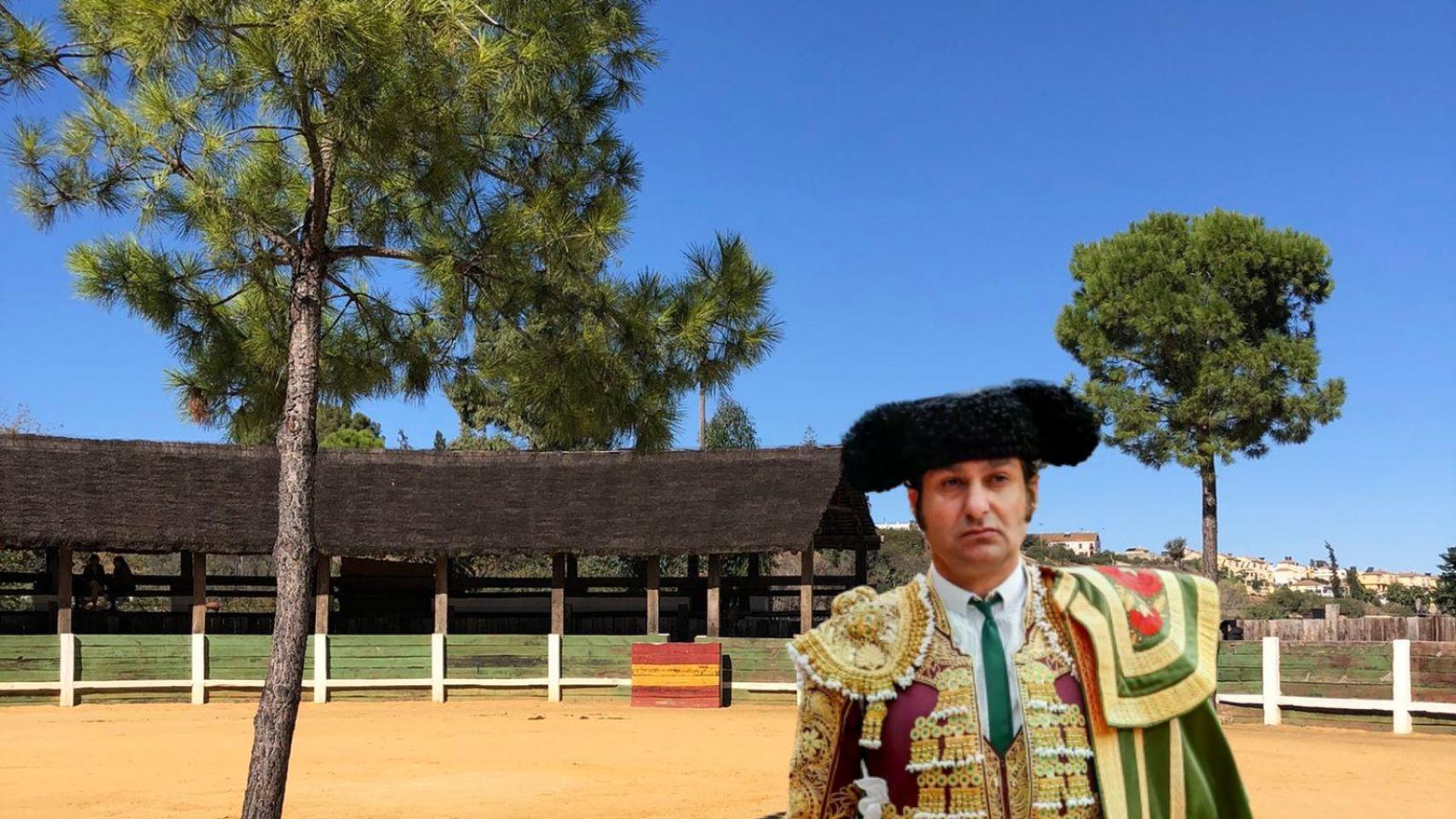 Morante de la Puebla en una imagen de archivo y la plaza de toros de su casa en un montaje de JALEOS