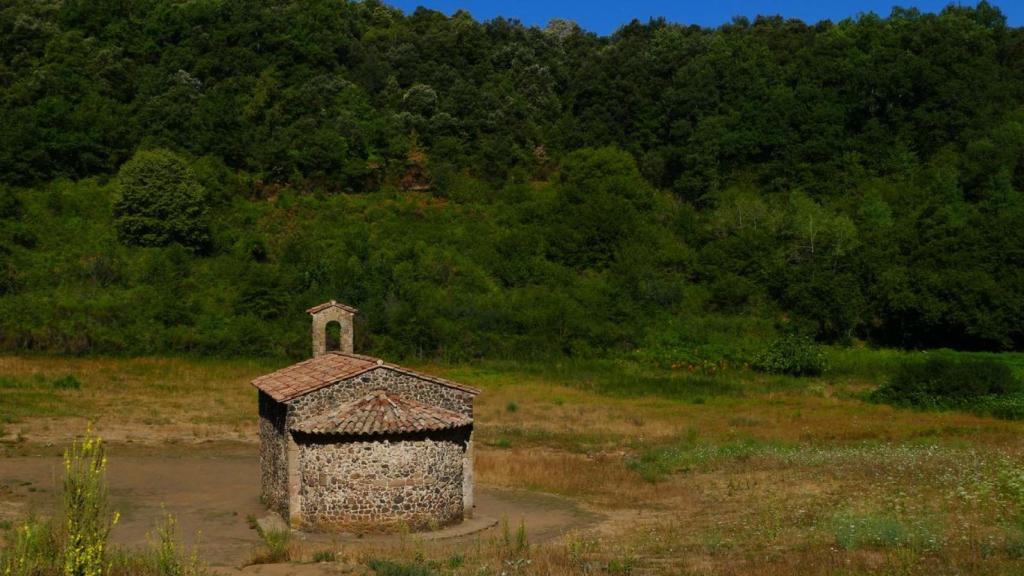 Iglesia de Santa Margarita de Sacot cerca de Santa Pau, en el fondo del cráter