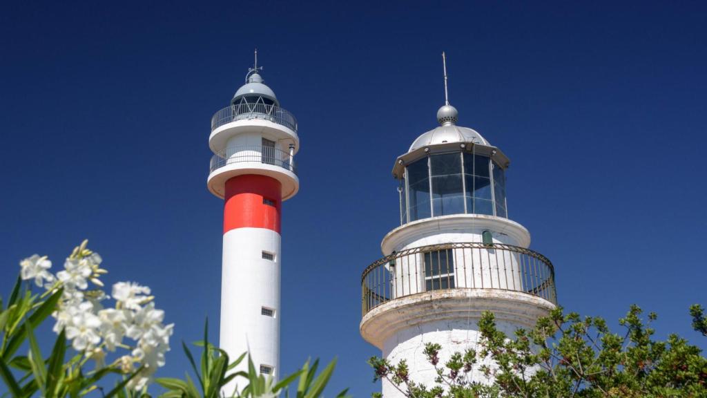 Los dos faros de El Rompido.