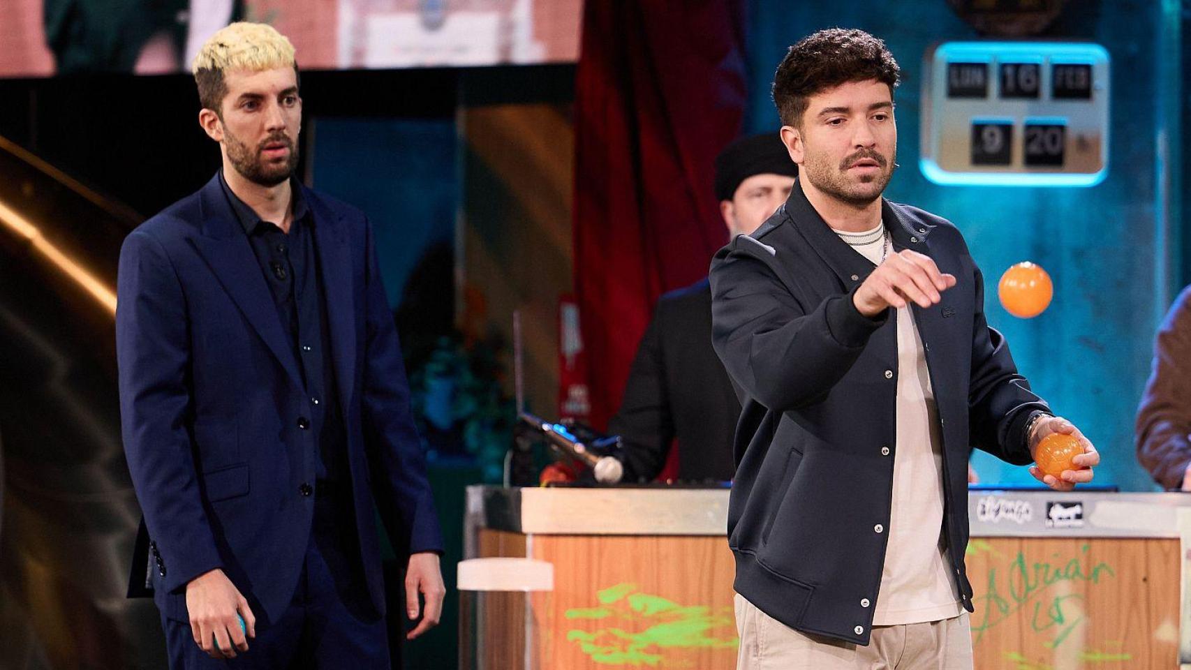 David Broncano y Pablo Alborán jugando a la petanca.