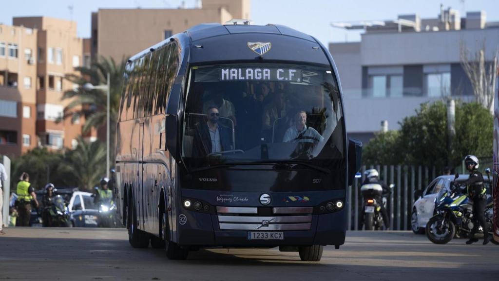 El autobús del Málaga CF a su llegada al UD Almería Stadium