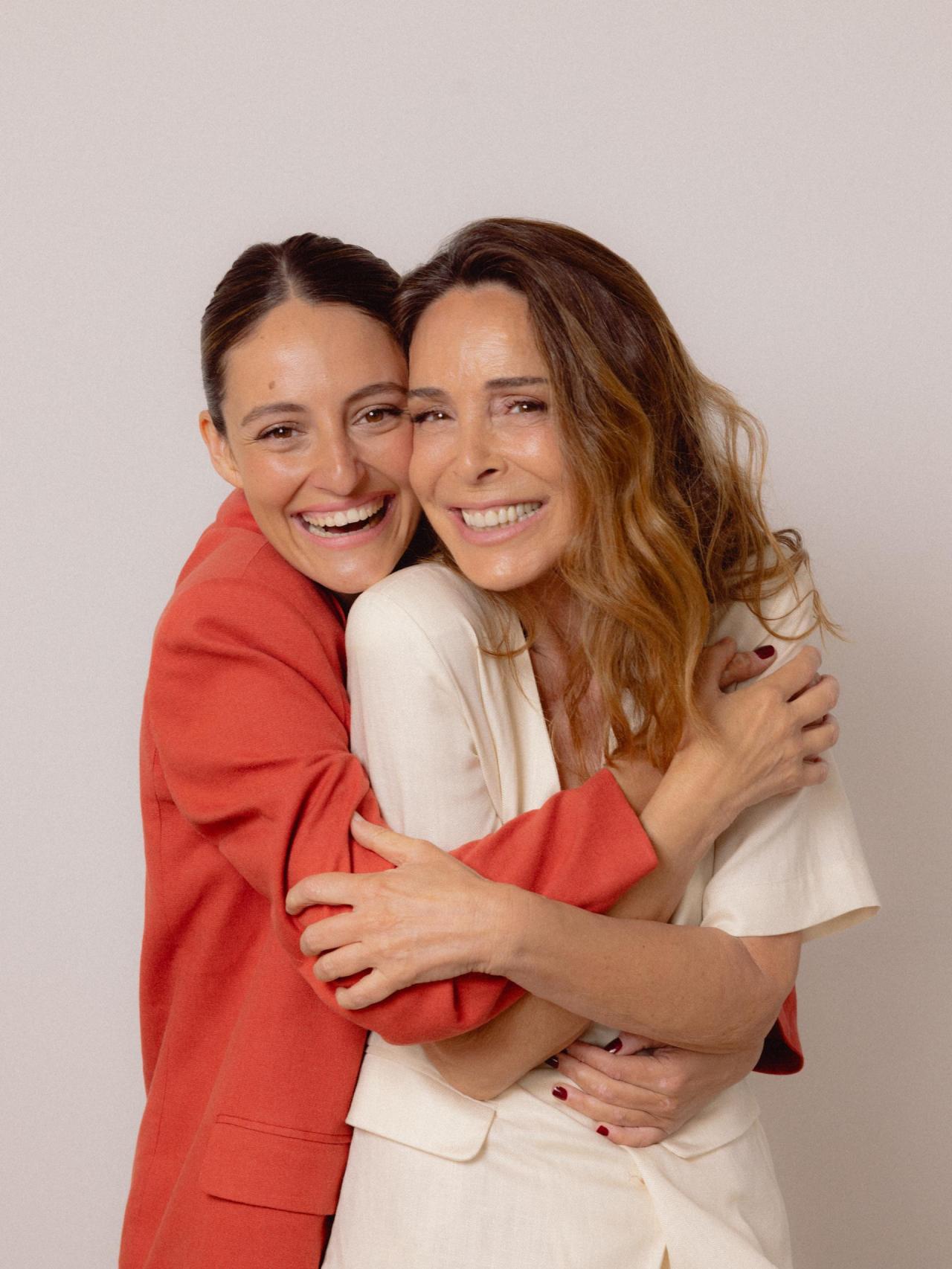 Madre e hija unidas por el amor y la moda.