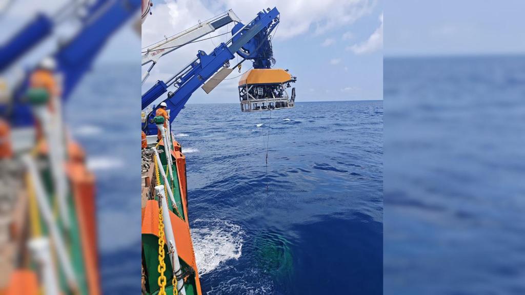 El vehículo remoto EHA de China, capaz de cortar cables submarinos, durante las pruebas