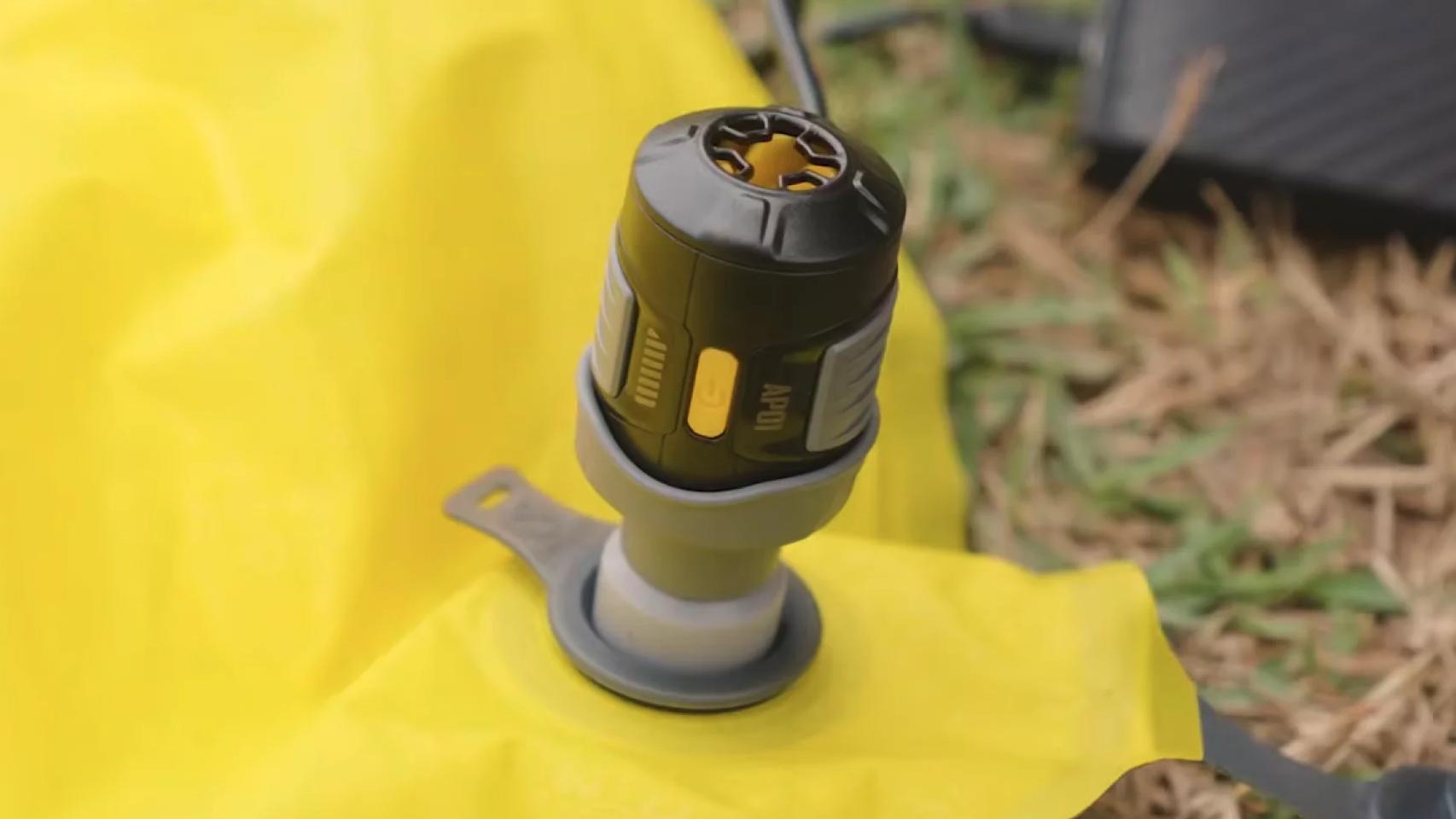 La pequeña bomba de cápsula Nitecore AP01.