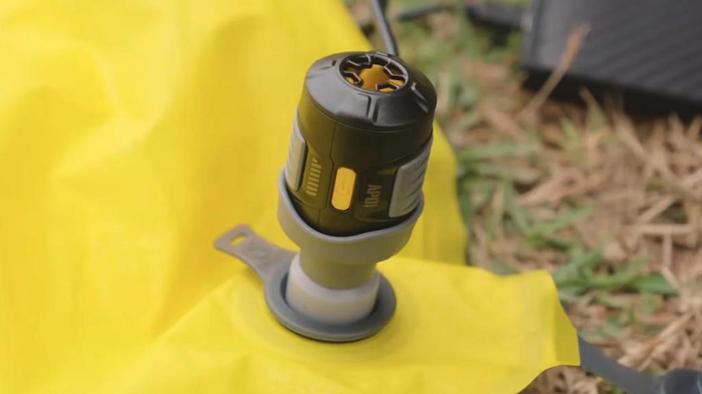 La pequeña bomba de cápsula Nitecore AP01.
