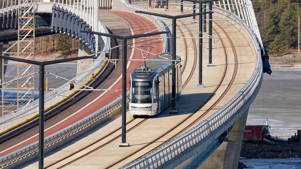 El puente Kruunuvuori da servicio a rutas peatonales, ciclistas y de tren ligero.