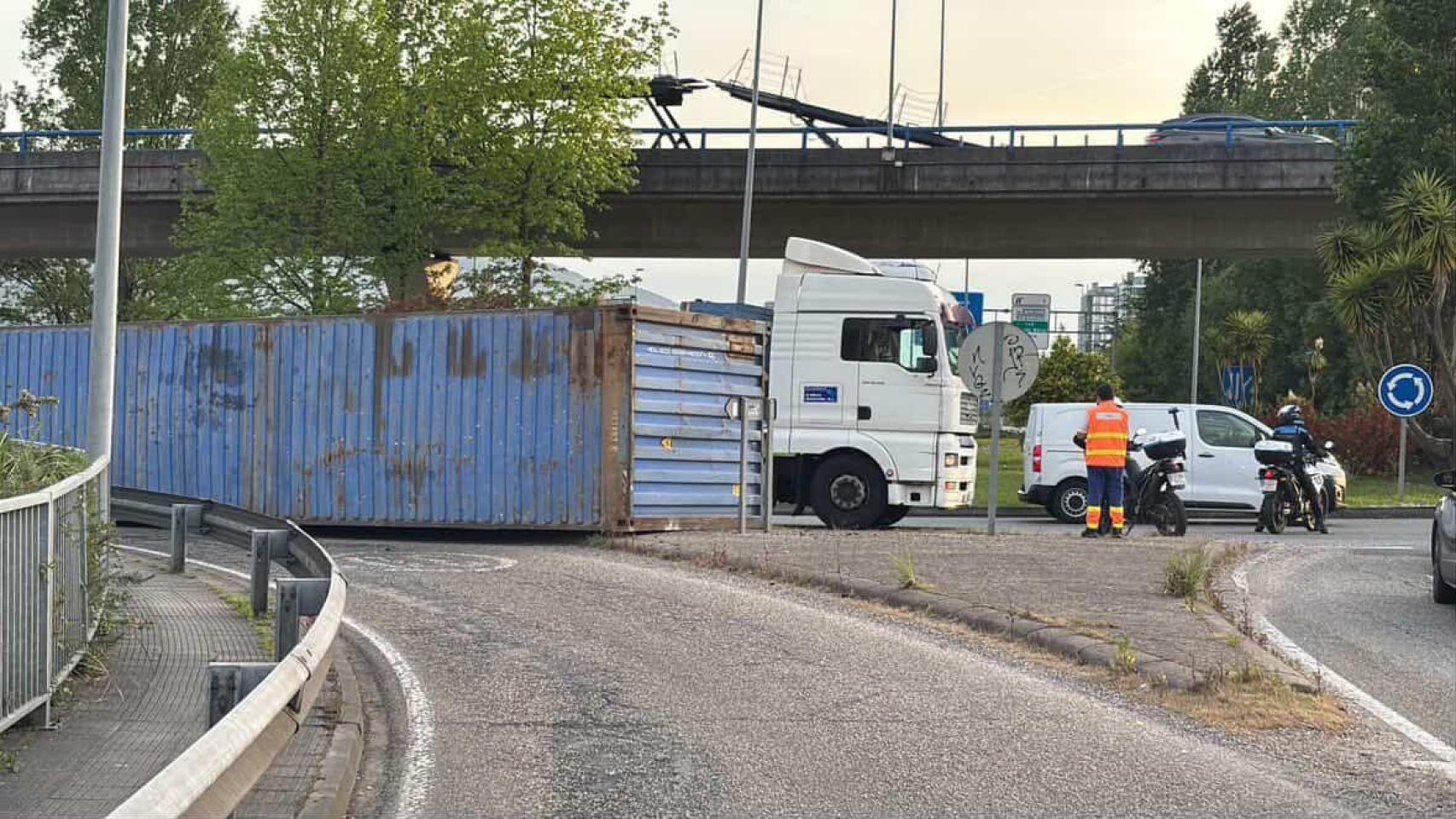 Incidente de un camión a la altura de Navia, en Vigo.
