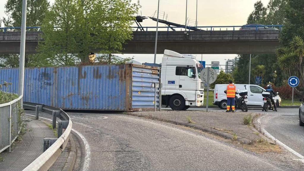 Incidente de un camión a la altura de Navia, en Vigo.