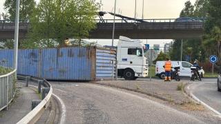 Incidente de un camión a la altura de Navia, en Vigo.