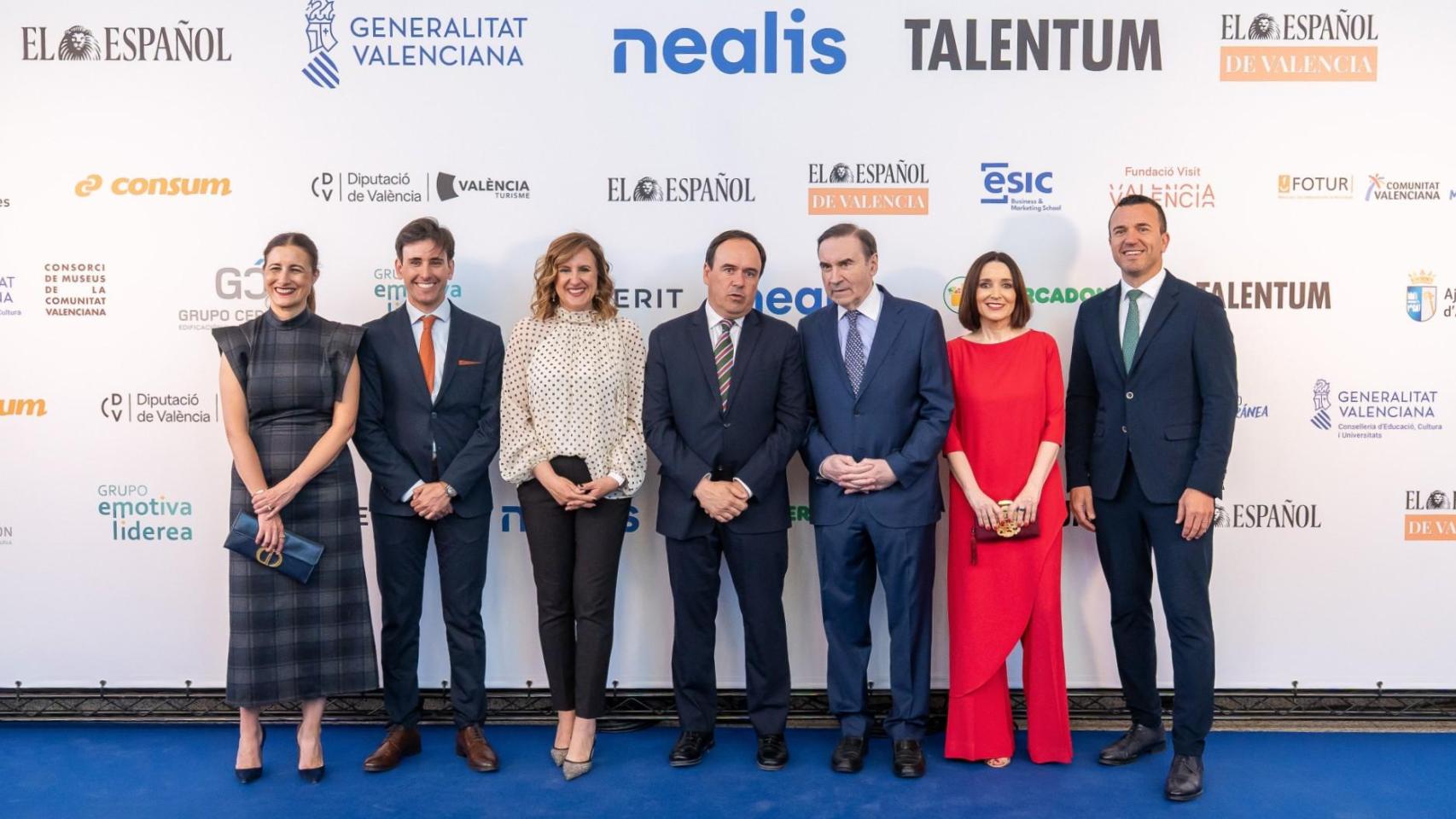 De izquierda a derecha: Samary Fernández Feito, Dani Valero, María José Catalá, Pedro J. Ramírez, Juanfran Pérez Llorca, Cruz Sánchez de Lara y Vicente Mompó.