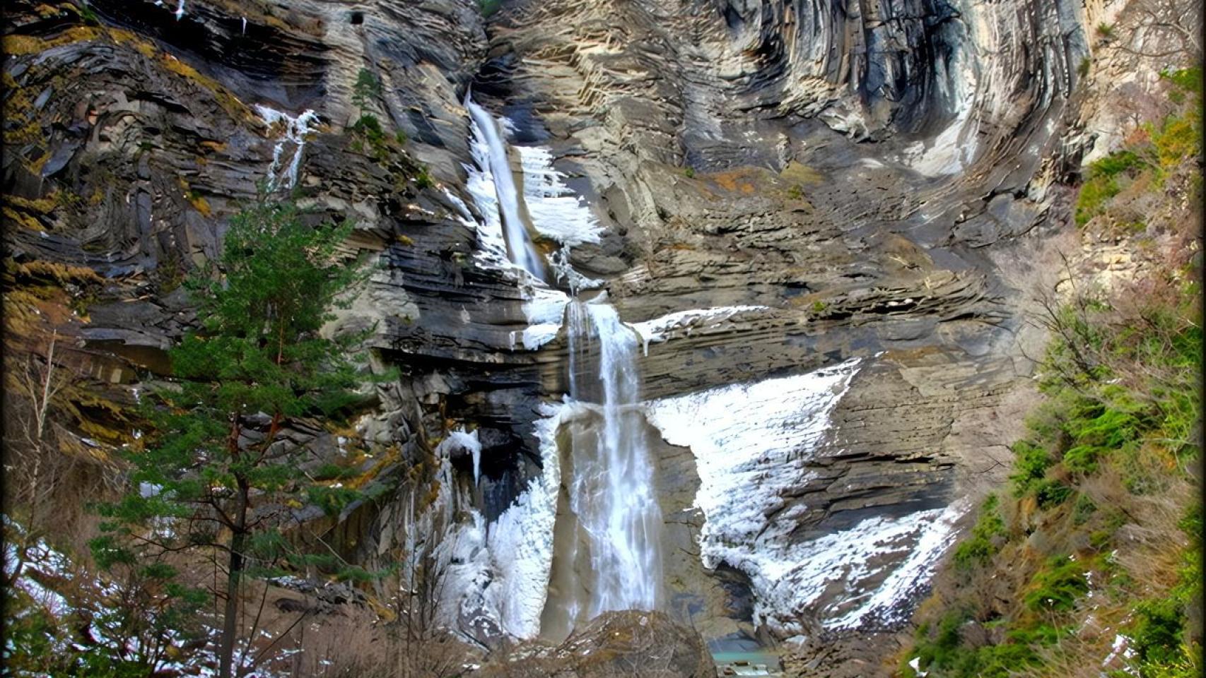 Parece Islandia, pero es España: el rincón de Huesca donde se esconde una cascada de 100 metros digna de los vikingos