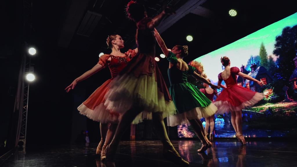 Las bailarinas del Ballet de Járkiv, en una actuación.