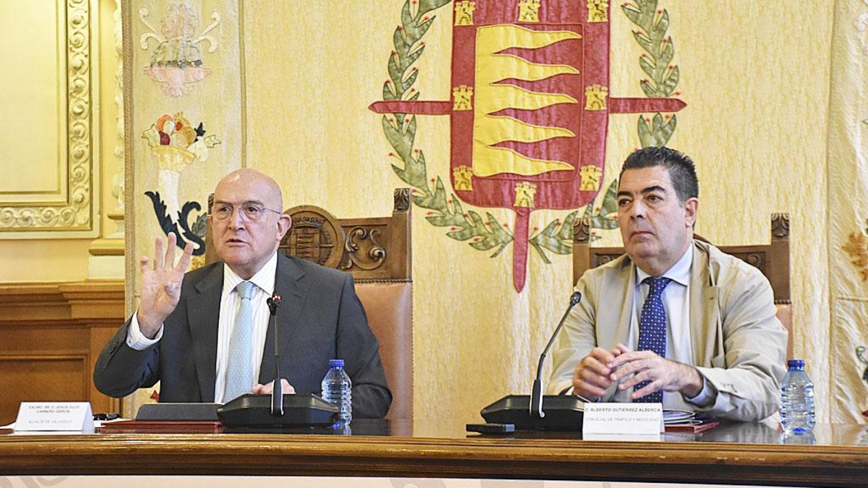 El alcalde de Valladolid, Jesús Julio Carnero, junto al concejal de Tráfico y Movilidad, Alberto Gutiérrez Alberca.