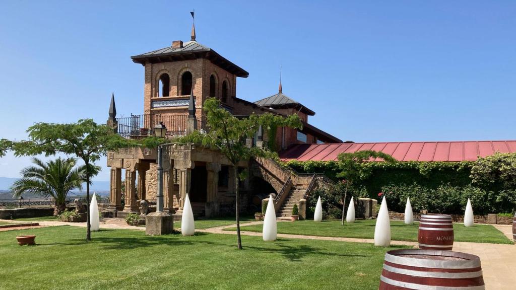 El restaurante entre viñedos de Navarra donde sirven langostinos sobre piedra y uno de los mejores Chardonnay de España