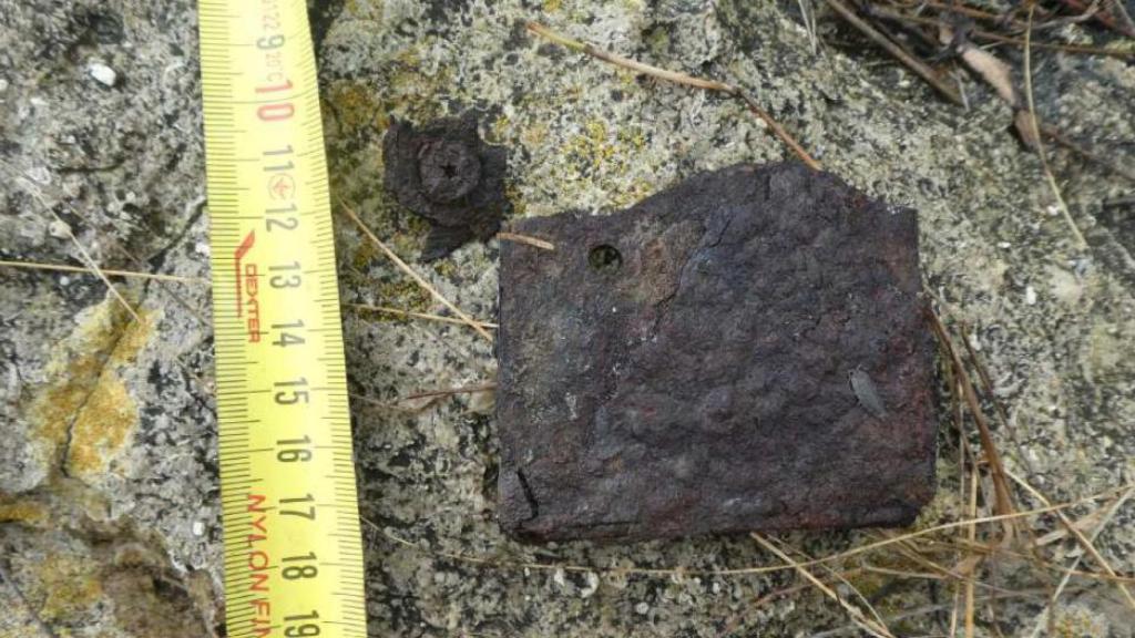 Restos de herraje y cabeza de tirafondo encontrados por el terreno tras el colapso.