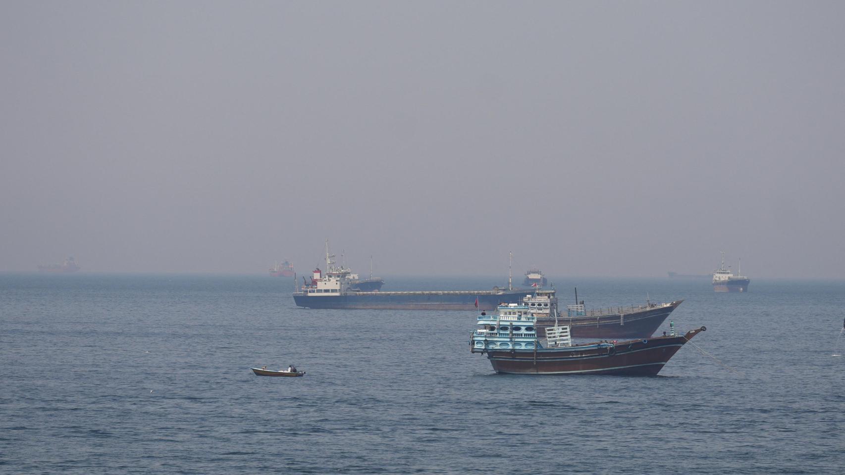 Buques y embarcaciones en el estrecho de Ormuz, frente a la costa de Musandam, Omán.
