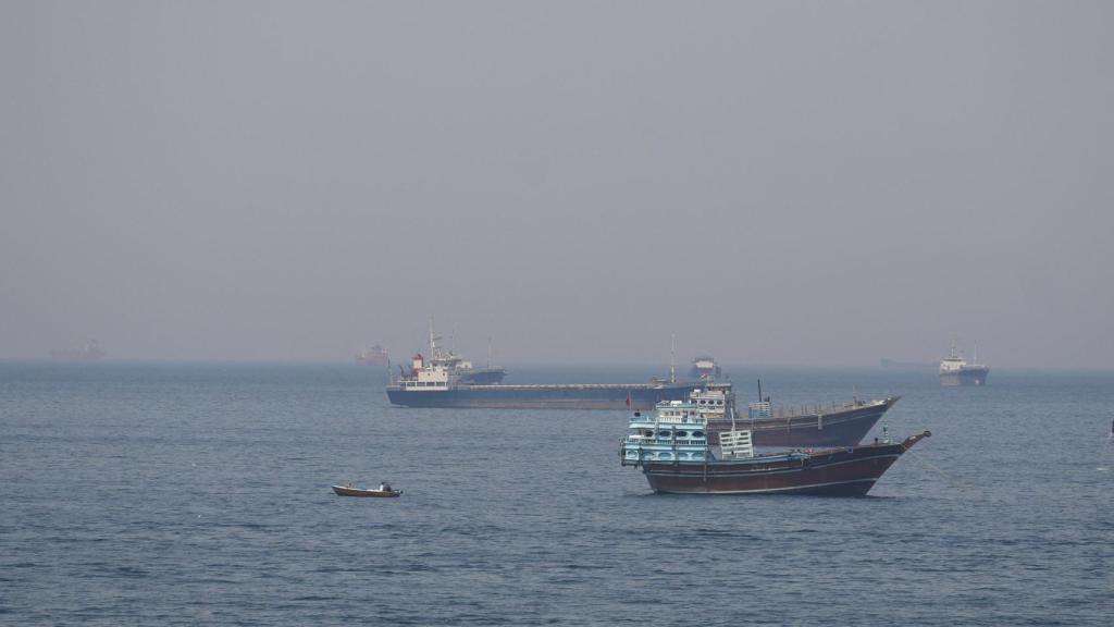 Buques y embarcaciones en el estrecho de Ormuz, frente a la costa de Musandam, Omán.
