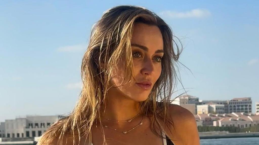 Paula Badosa, posando con uno de los modelos de su marca de bañadores