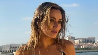 Paula Badosa, posando con uno de los modelos de su marca de bañadores