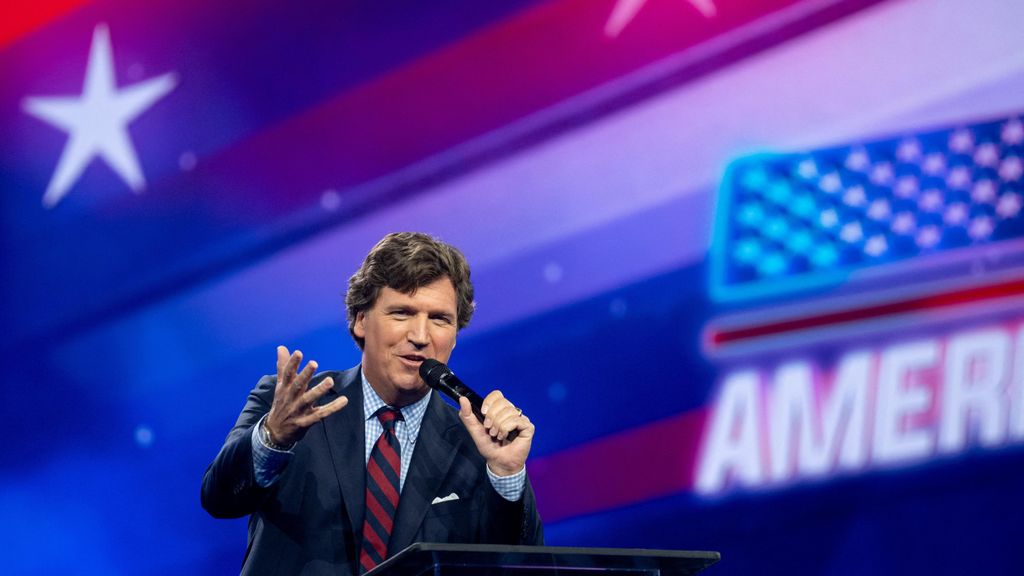Tucker Carlson, interviene en una cumbre republicana.