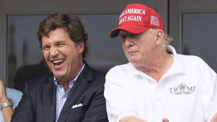 Tucker Carlson, junto a Donald Trump, en una foto de archivo.