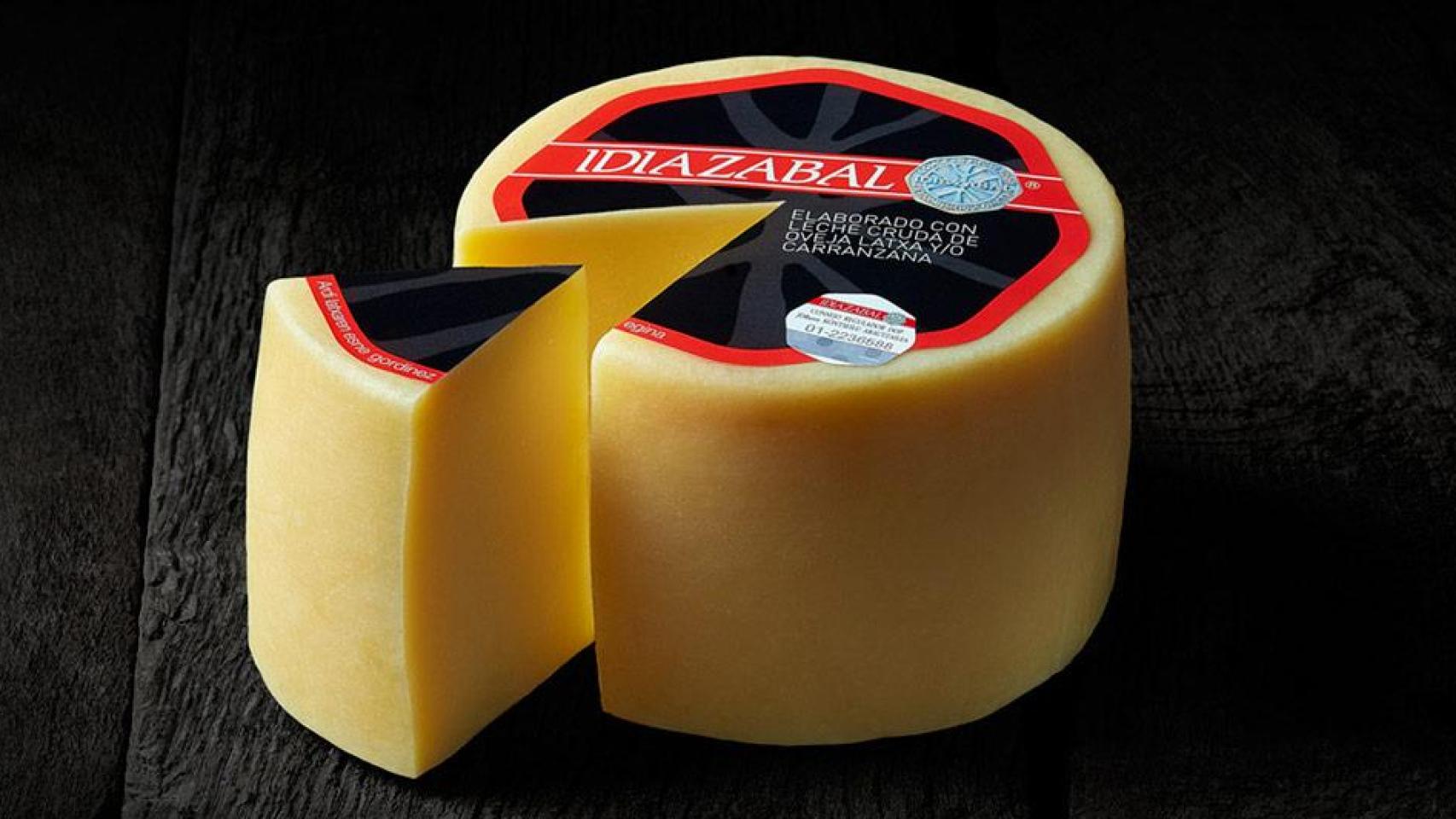Una cuña de queso Idiazábal.