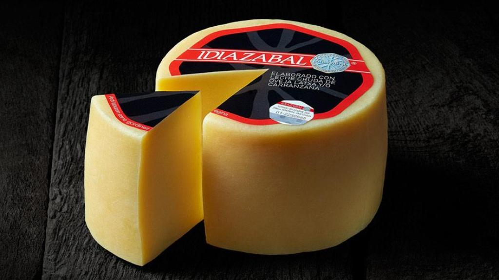Una cuña de queso Idiazábal.