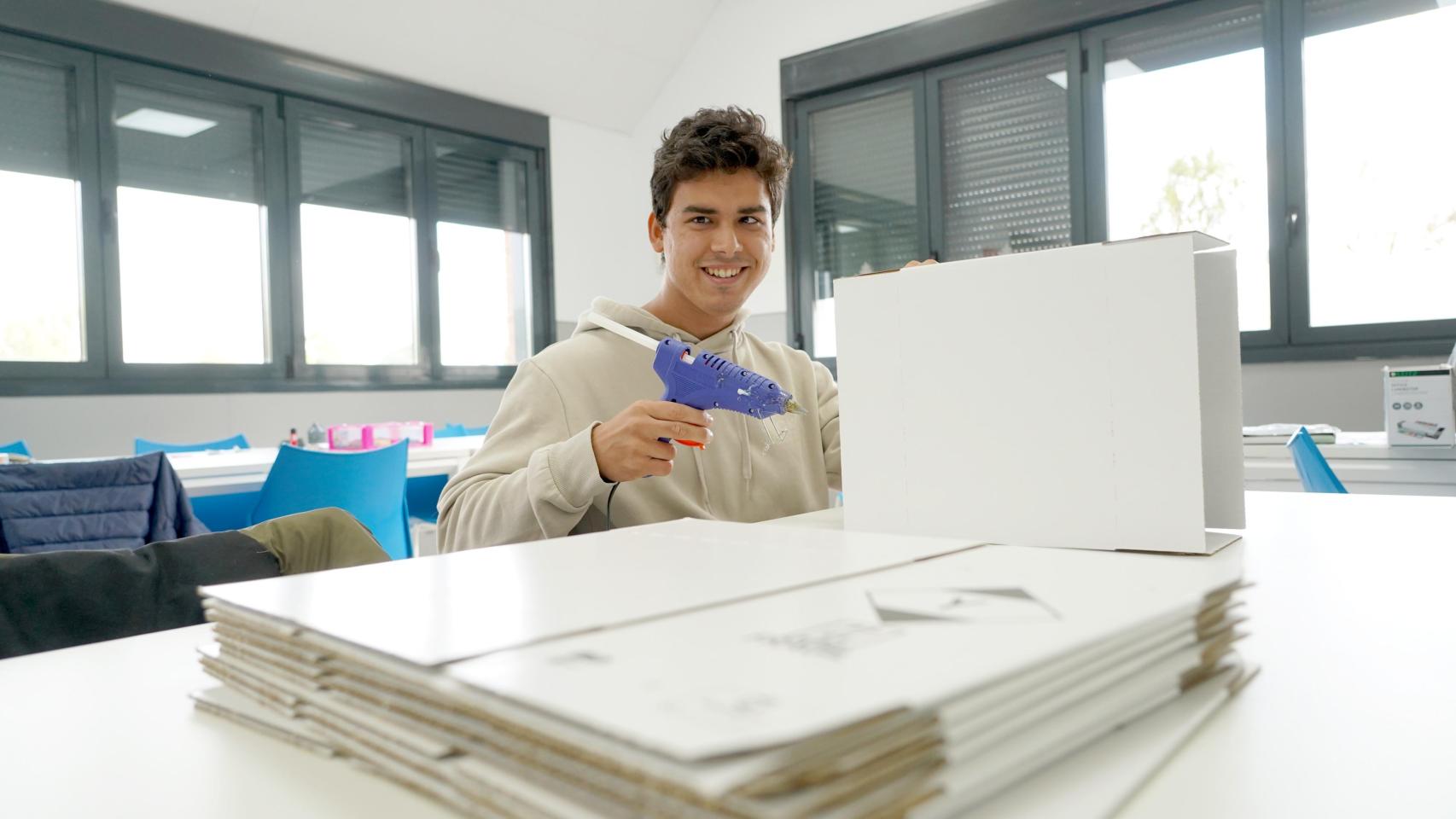 Un joven trabajador con discapacidad en Castilla y León