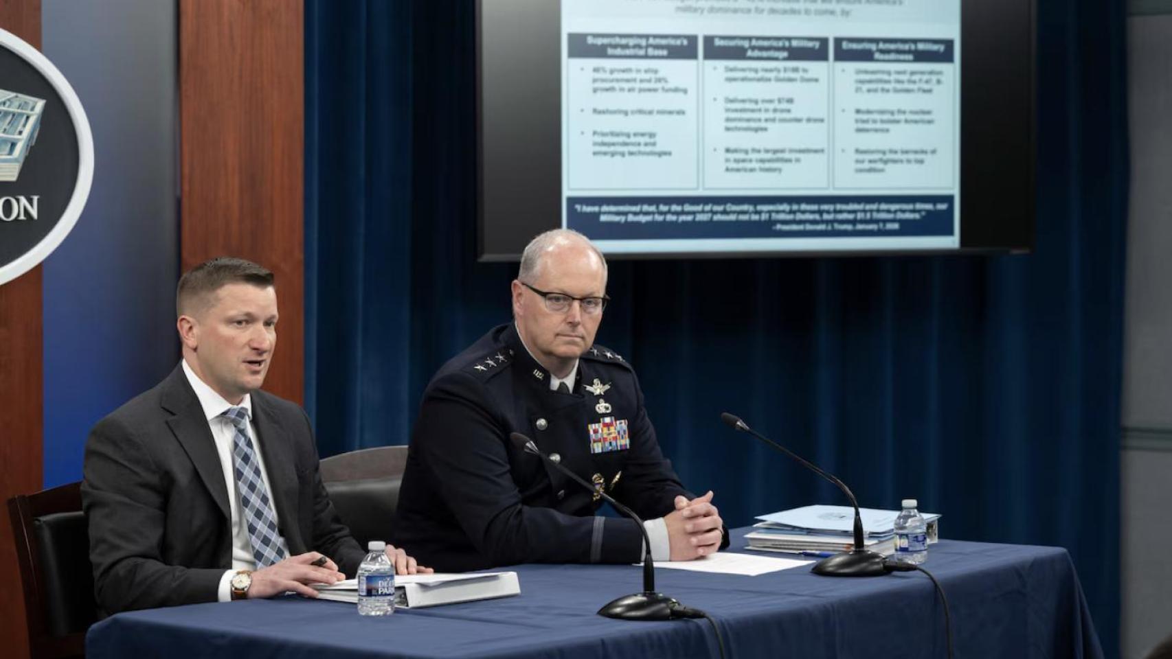 Jules Jay W. Hurst III, subsecretario de Defensa para Control de Gestión y el teniente general Steven P. Whitney, director de Estructura de Fuerza, Recursos y Evaluación del Estado Mayor Conjunto de la Fuerza Espacial de Estados Unidos.