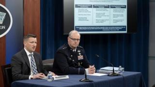 Jules Jay W. Hurst III, subsecretario de Defensa para Control de Gestión y el teniente general Steven P. Whitney, director de Estructura de Fuerza, Recursos y Evaluación del Estado Mayor Conjunto de la Fuerza Espacial de Estados Unidos.