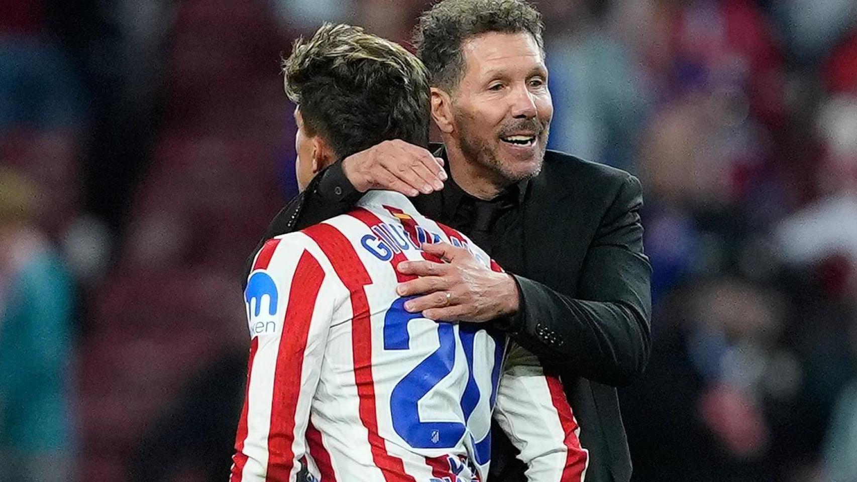 Simeone abrazando a Giuliano.