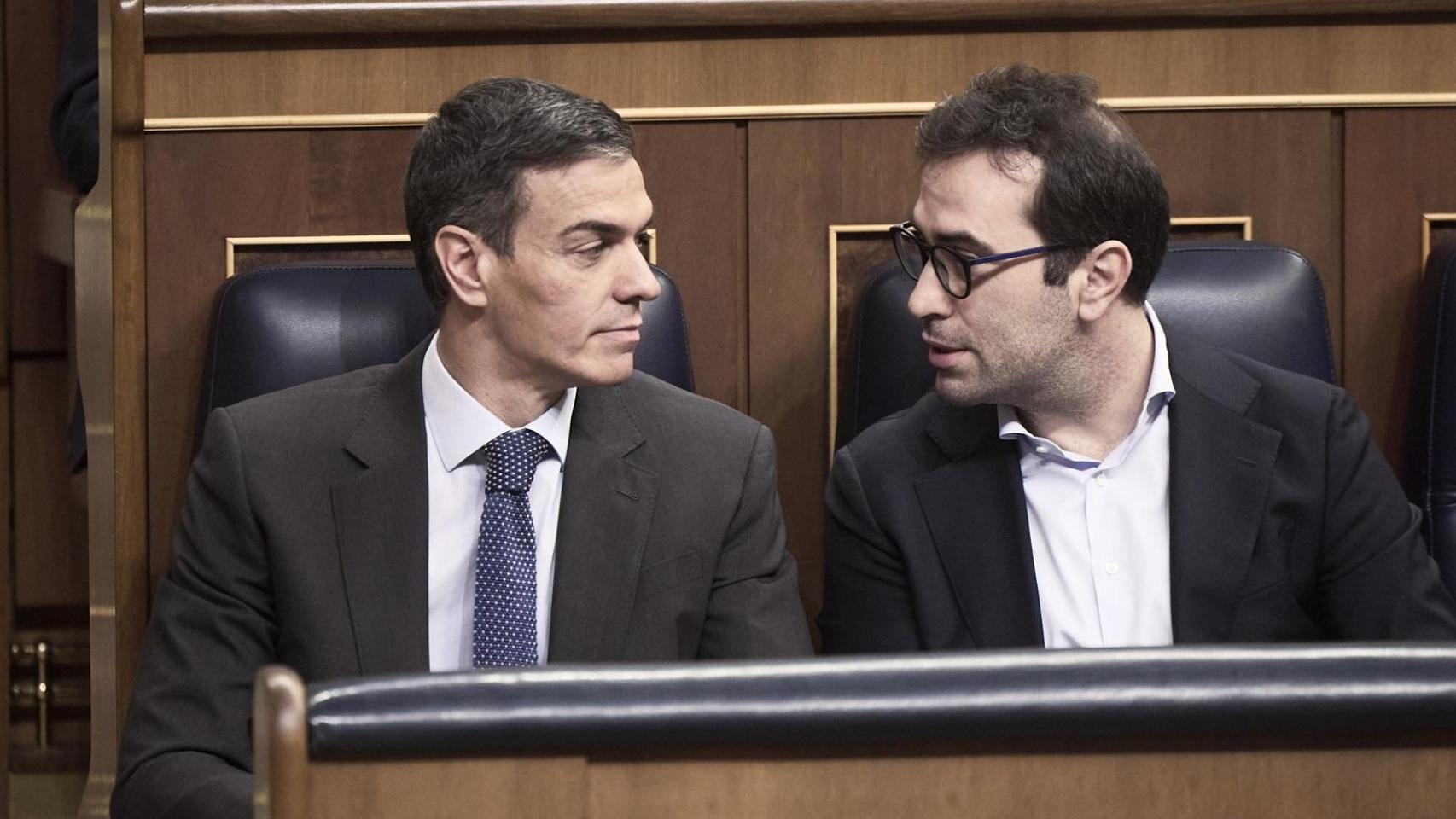 Pedro Sánchez junto al vicepresidente primero, Carlos Cuerpo, en la sesión de control de este miércoles.