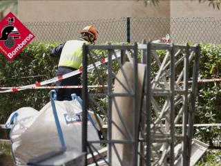 Un fallecido y un herido muy grave en el desplome de un andamio de obra en Benidorm