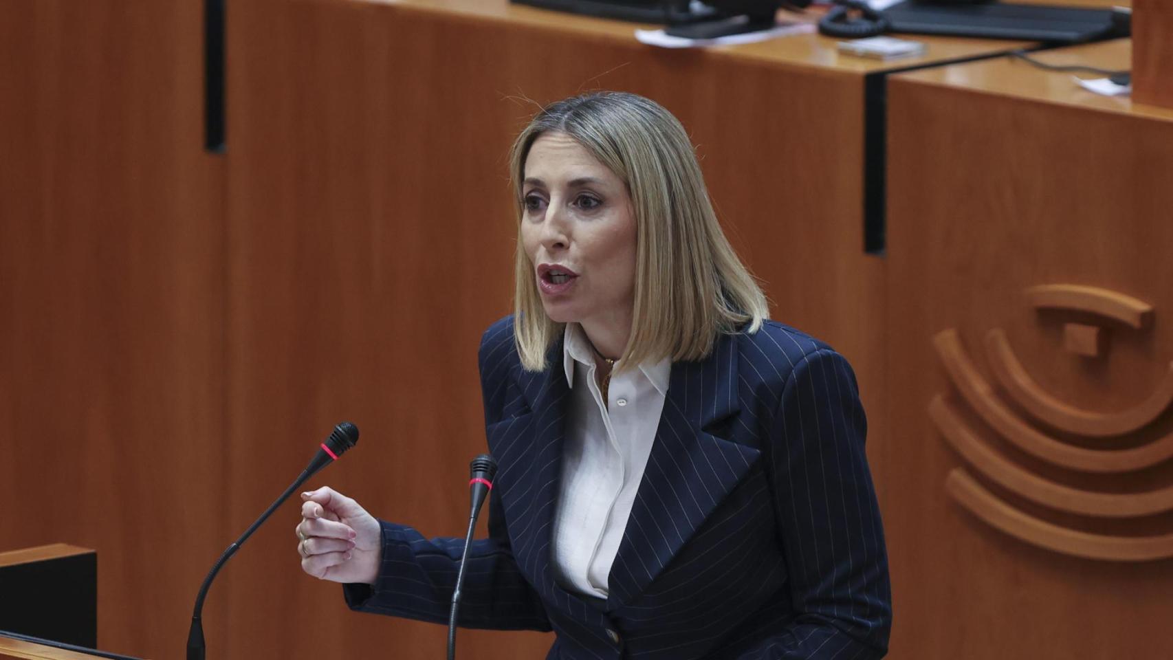 María Guardiola, investida presidenta de la Junta de Extremadura, este miércoles en la Asamblea regional.