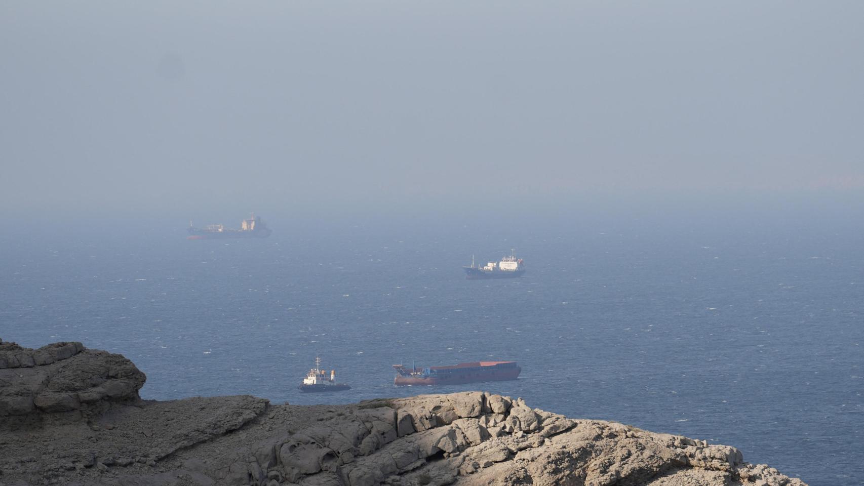 Buques en el estrecho de Ormuz vistos desde la costa en Musandam, Oman