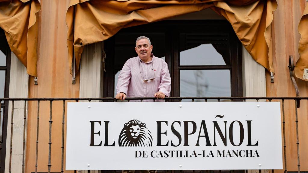 Quique en el balcón de la redacción de EL ESPAÑOL de Castilla-La Mancha.