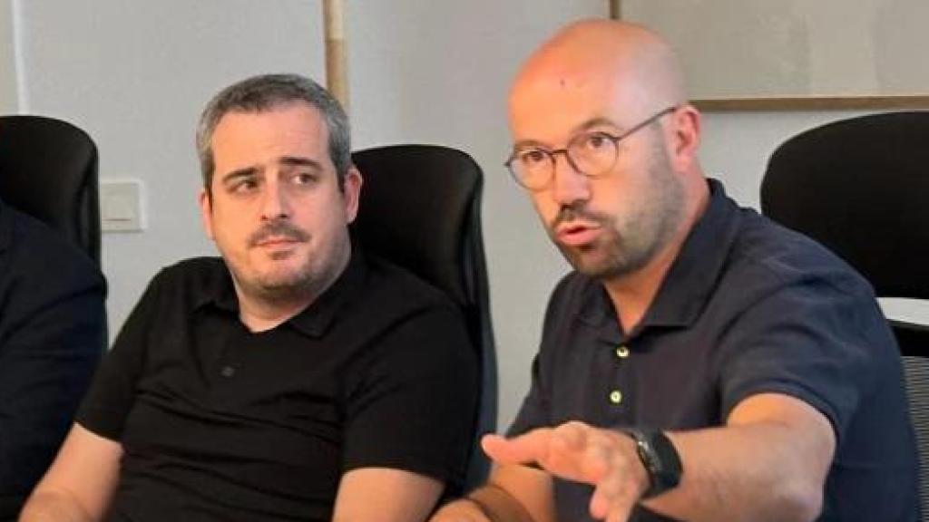 Eduard Rivas (i) durante una reunión de trabajo con Jordi Minguito (d), ex director de la Fundació FIL y principal investigado por anticorrupción de los Mossos en una presunta trama de malversación de fondos en Esparreguera (Barcelona).